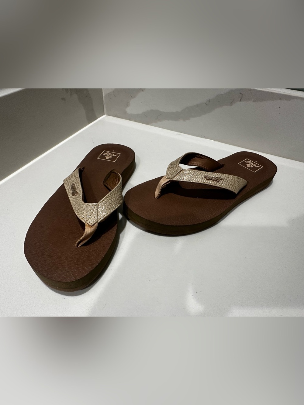 Reef Flip Flops Womens Size 7 (37.5) Tan Beige White Thong Sparkly sandals